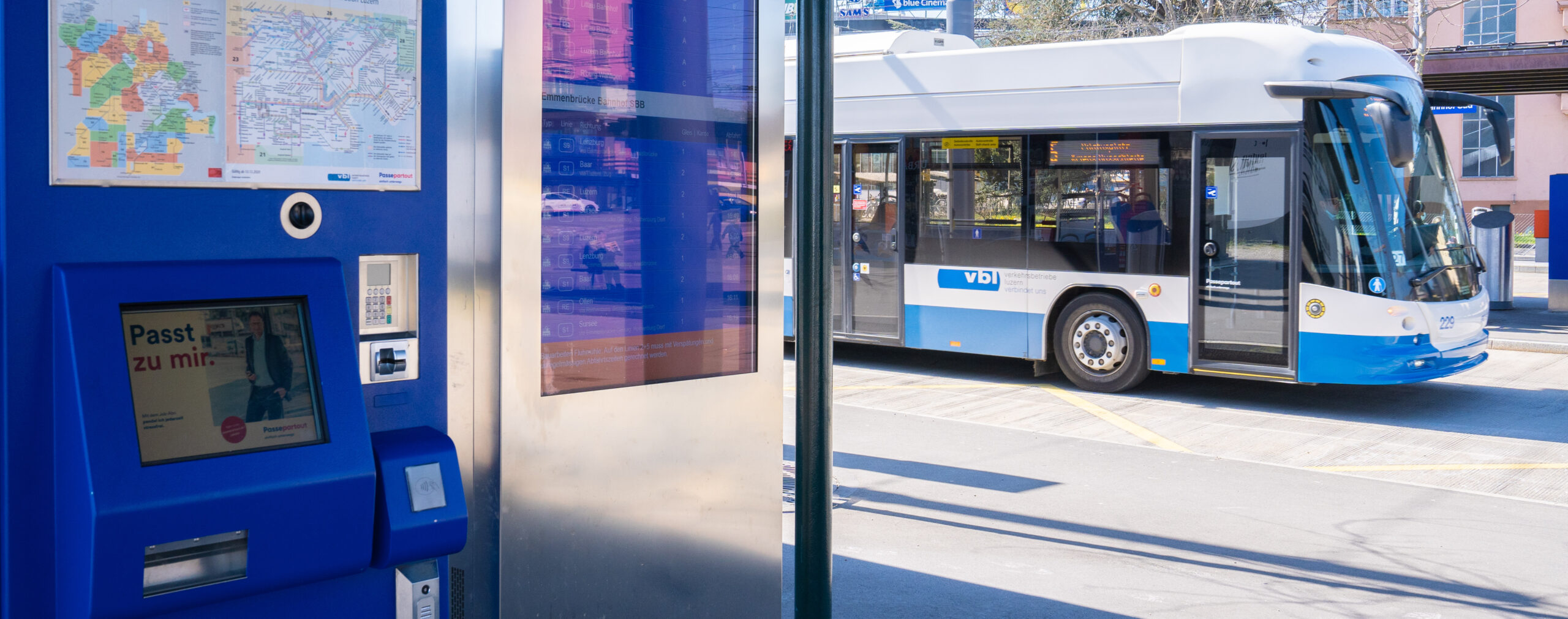 VBL-Bus an der Haltestelle Emmenbrücke Bahhof mit einem Billetautomaten daneben als Symbol für die VBL Case Study von baseVISION