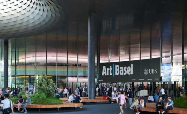 Blick auf den Eingang der Art Basel mit vielen Leuten davor als Symbol für die MCH Group Case Study von baseVISION