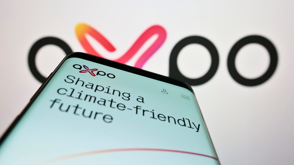 Handy mit Axpo-Logo und Schriftzug vor dem Axpo-Logo als Symbol für die Case Study von baseVISION