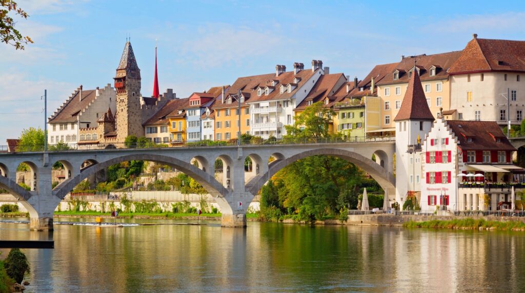 Bild einer Szene in Baden mit Brücke, Limmat und Häuserfront als Symbol für commIT Case Study baseVISION