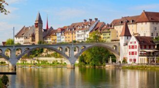 Bild einer Szene in Baden mit Brücke, Limmat und Häuserfront als Symbol für commIT Case Study baseVISION