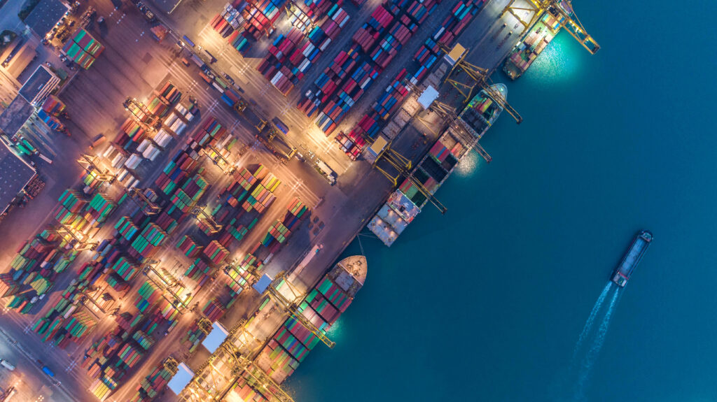 Blick von oben auf Containerschiffe als Symbol für die Fracht AG Case Study baseVISION