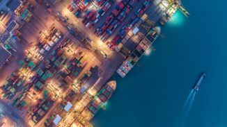 Blick von oben auf Containerschiffe als Symbol für die Fracht AG Case Study baseVISION