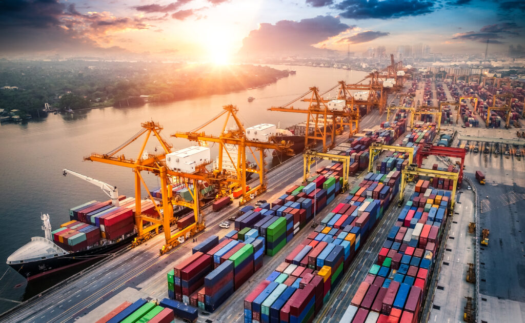 Blick auf Schiffscontainer als Symbol für die LGT Case Study baseVISION