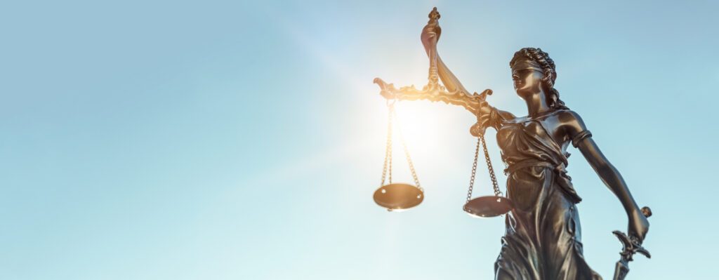Justitia-Statue vor blauem Himmel als Symbol für die Laux Lawyers Case Study von baseVISION