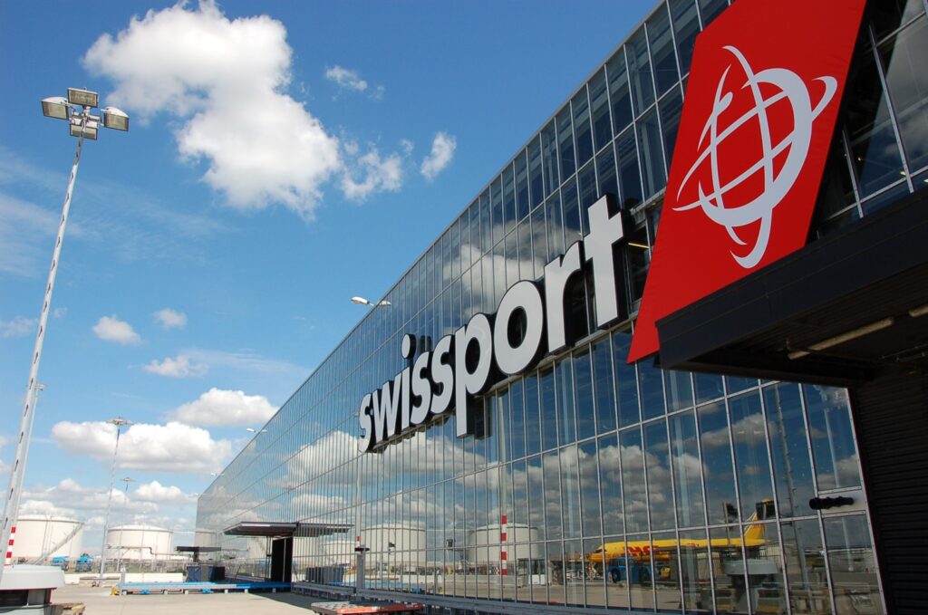 Die Fensterfront des Flughafengebäudes mit dem Swissport-Schriftzug und Logo