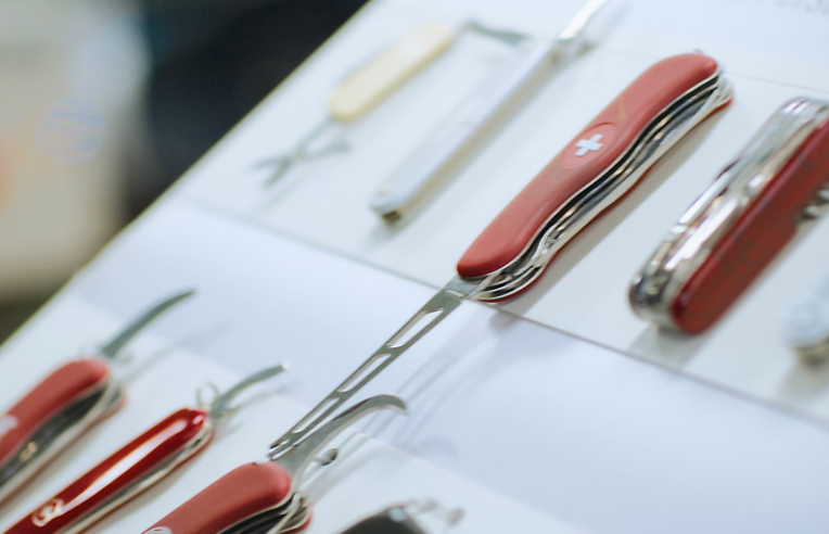 Verschiedene Sackmesser von Victorinox sind ausgestellt auf weissem Hintergrund als Symbol für die Victorinox Case Study von baseVISION