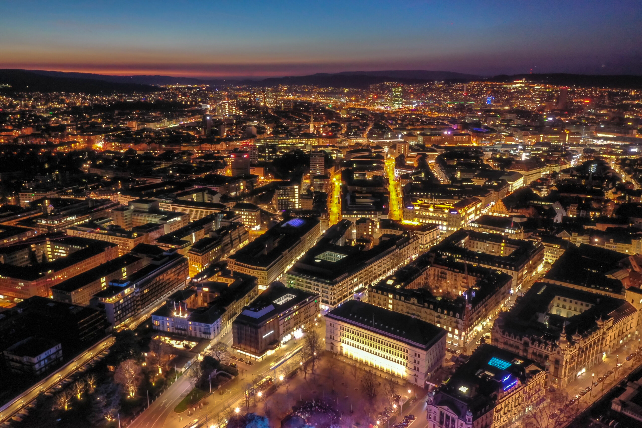 Blick auf Zürich bei Nacht als Symbol für die Amt für Informatik des Kantons Zürich Case Study von baseVISION