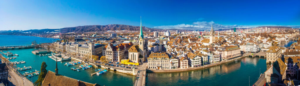 Blick auf die Altstadt von Zürich mit Fraumünster und Limmat